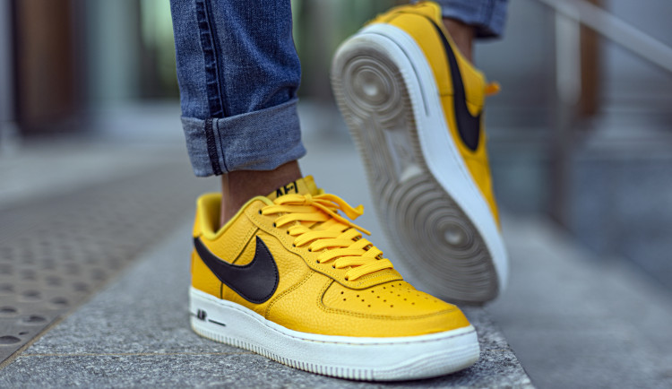 Jak nosit dámské tenisky nike?