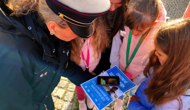 Ročně pátrá policie v Česku po více než tisícovce dětí, ty nenalezené si připomínáme Pomněnkovým dnem