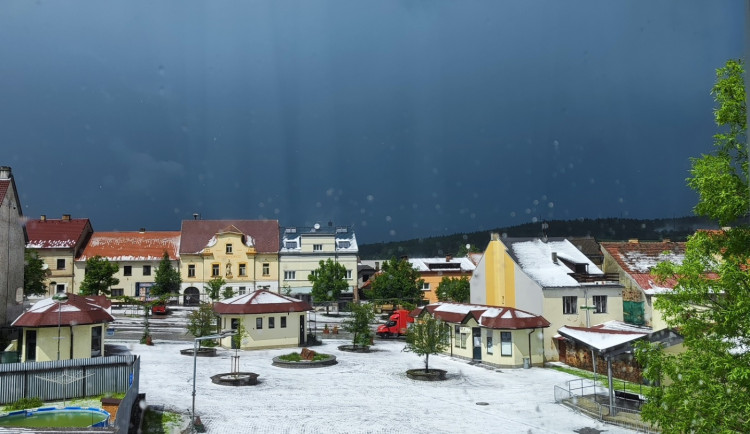 Česko zasáhly bouřky a silné deště, ve Zbirohu bojovali s kroupami