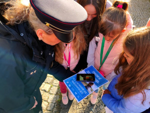 Ročně pátrá policie v Česku po více než tisícovce dětí, ty nenalezené si připomínáme Pomněnkovým dnem