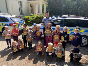 Ročně pátrá policie v Česku po více než tisícovce dětí, ty nenalezené si už dvacet let připomínáme Pomněnkovým dnem