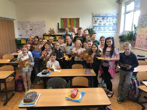 Ročně pátrá policie v Česku po více než tisícovce dětí, ty nenalezené si už dvacet let připomínáme Pomněnkovým dnem