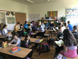 Ročně pátrá policie v Česku po více než tisícovce dětí, ty nenalezené si už dvacet let připomínáme Pomněnkovým dnem