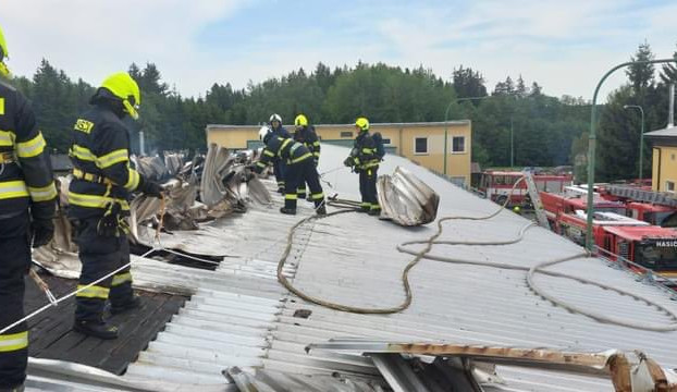 V Jilemnici hořel sklad STK i část jeho střechy. Příčina se šetří