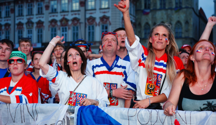Hokejový triumf oslavovali lidé na zaplněných náměstích, Plzeňané se k nim ale nepřidali