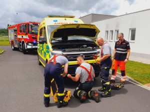 Překvapení záchranáři se nestačili divit. Vezli v sanitce dva černé pasažéry, malá koťátka