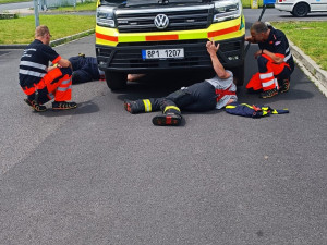 Překvapení záchranáři se nestačili divit. Vezli v sanitce dva černé pasažéry, malá koťátka
