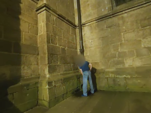 VIDEO: Muž bez ostychu močil na katedrálu, strážníkům pak nadával a oznámil jim, že se jde opít