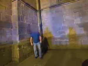 VIDEO: Muž bez ostychu močil na katedrálu, strážníkům pak nadával a oznámil jim, že se jde opít