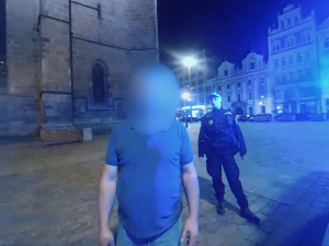VIDEO: Muž bez ostychu močil na katedrálu, strážníkům pak nadával a oznámil jim, že se jde opít
