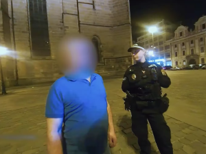 VIDEO: Muž bez ostychu močil na katedrálu, strážníkům pak nadával a oznámil jim, že se jde opít