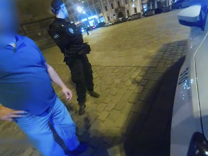 VIDEO: Muž bez ostychu močil na katedrálu, strážníkům pak nadával a oznámil jim, že se jde opít