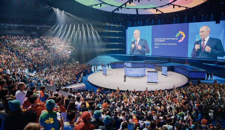 „Zaplatili nám čtyřhvězdičkový hotel a letenky!“ Jak si Kreml získává stoupence mezi mladými Čechy.