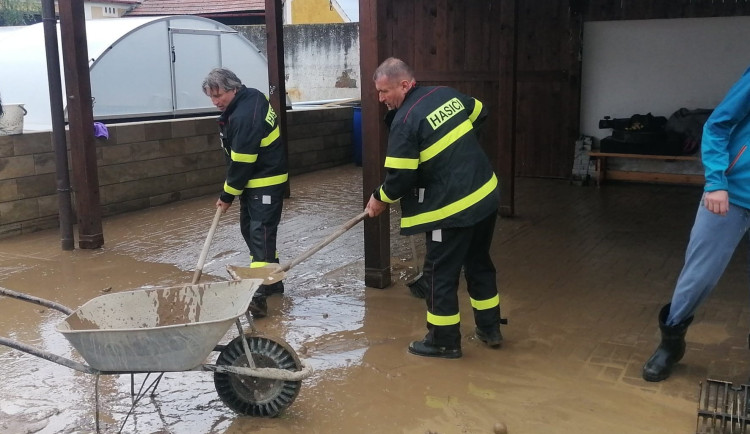 Voda se po prudkém dešti prohnala obcí, zaplavila dvory a několik sklepů