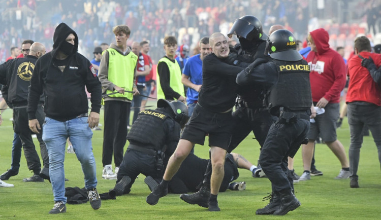 Běsnění fanoušků po skončení finále MOL Cupu dál prověřuje policie a podle videí pátrá po násilnících