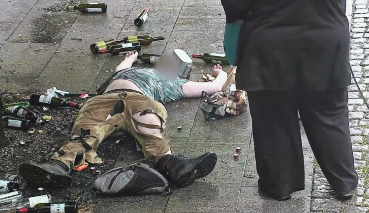 VIDEO: Student se v roztrhaném oblečení válel po zemi a hrál opilého bezdomovce, vyděsil několik lidí