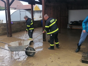 Voda se po prudkém dešti prohnala obcí, zaplavila dvory a několik sklepů