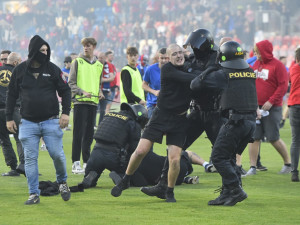 Běsnění fanoušků po skončení finále MOL Cupu dál prověřuje policie a podle videí pátrá po násilnících