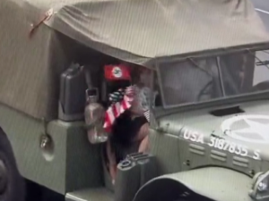 Mávali nacistickou vlajkou během oblíbených slavností, žalobce pro ně chce podmínku a vysokou pokutu