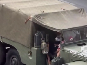 Mávali nacistickou vlajkou během oblíbených slavností, žalobce pro ně chce podmínku a vysokou pokutu