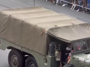 Mávali nacistickou vlajkou během oblíbených slavností, žalobce pro ně chce podmínku a vysokou pokutu