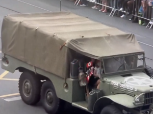 Mávali nacistickou vlajkou během oblíbených slavností, žalobce pro ně chce podmínku a vysokou pokutu