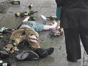 VIDEO: Student se v roztrhaném oblečení válel po zemi a hrál opilého bezdomovce, vyděsil několik lidí