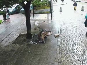 VIDEO: Student se v roztrhaných kalhotách válel po zemi a předstíral opilého bezdomovce