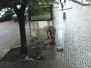 VIDEO: Student se v roztrhaných kalhotách válel po zemi a předstíral opilého bezdomovce