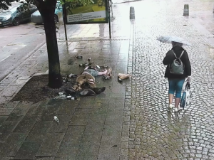 VIDEO: Student se v roztrhaných kalhotách válel po zemi a předstíral opilého bezdomovce