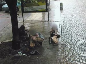 VIDEO: Student se v roztrhaných kalhotách válel po zemi a předstíral opilého bezdomovce