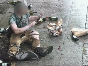 VIDEO: Student se v roztrhaných kalhotách válel po zemi a předstíral opilého bezdomovce