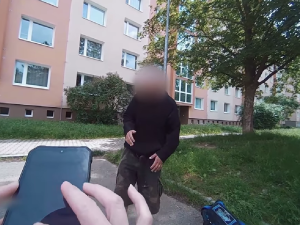 VIDEO: Pro opilého třicátníka si přišla máma, muž nadýchal přes čtyři promile