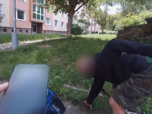 VIDEO: Pro opilého třicátníka si přišla máma, muž nadýchal přes čtyři promile