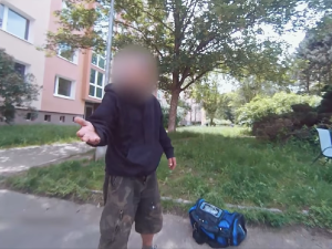 VIDEO: Pro opilého třicátníka si přišla máma, muž nadýchal přes čtyři promile