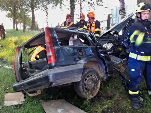 Řidička nepřežila náraz do stromu, spolujezdce odvezl do nemocnice vrtulník