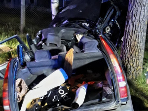 Řidička nepřežila náraz do stromu, hasiči vyprostili z vraku její bezvládné tělo