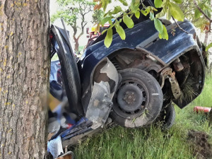 Řidička nepřežila náraz do stromu, hasiči vyprostili z vraku její bezvládné tělo