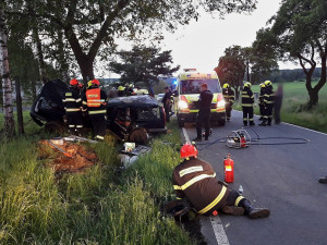 Řidička nepřežila náraz do stromu, hasiči vyprostili z vraku její bezvládné tělo