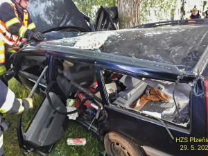 Řidička nepřežila náraz do stromu, hasiči vyprostili z vraku její bezvládné tělo