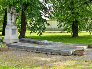 Slavného truchlícího anděla hlídajícího hrob J. K. Tyla vysvobodili z bedny, která ho chránila před útoky vandalů