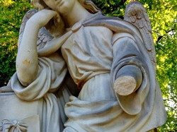 Vandalové andělovi urazili ruku s věncem