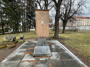 Takto vypadal hrob J. K. Tyla ještě na konci letošní zimy