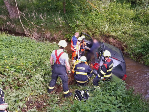 Senior v autě zakašlal, přejel do protisměru a skončil v korytě potoka