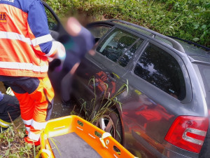 Senior v autě zakašlal, přejel do protisměru a skončil v korytě potoka