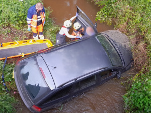 Senior v autě zakašlal, přejel do protisměru a skončil v korytě potoka
