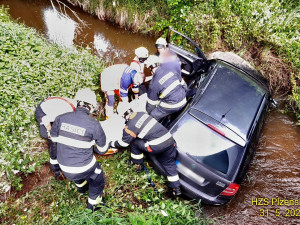 Senior v autě zakašlal, přejel do protisměru a skončil v korytě potoka