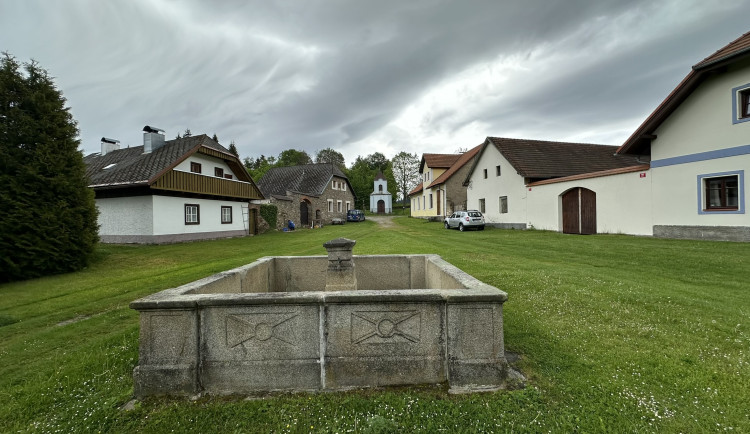 Dominantou šumavského Humpolce je kamenná kašna na zatravněné návsi