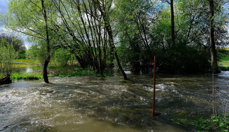 Meteorologové zmírnili původní výstrahu před povodněmi v Plzeňském kraji, i nadále má ale vydatně pršet