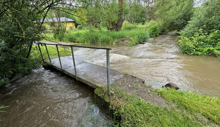 Déšť i nadále nebezpečně zvedá hladiny řek v Plzeňském kraji. Na třetím stupni ohrožení je Radbuza ve Staňkově